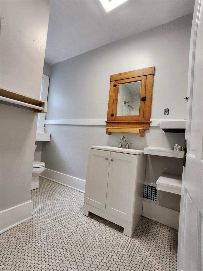 Building Photo - 176 Linden St