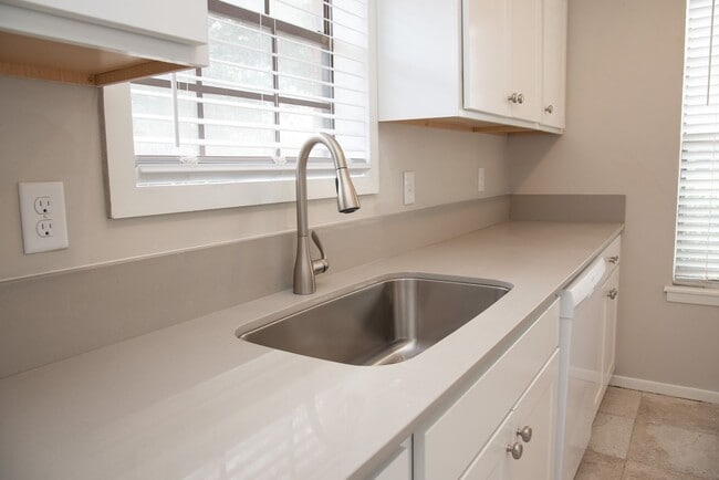 Building Photo - 812 San Saba Dr