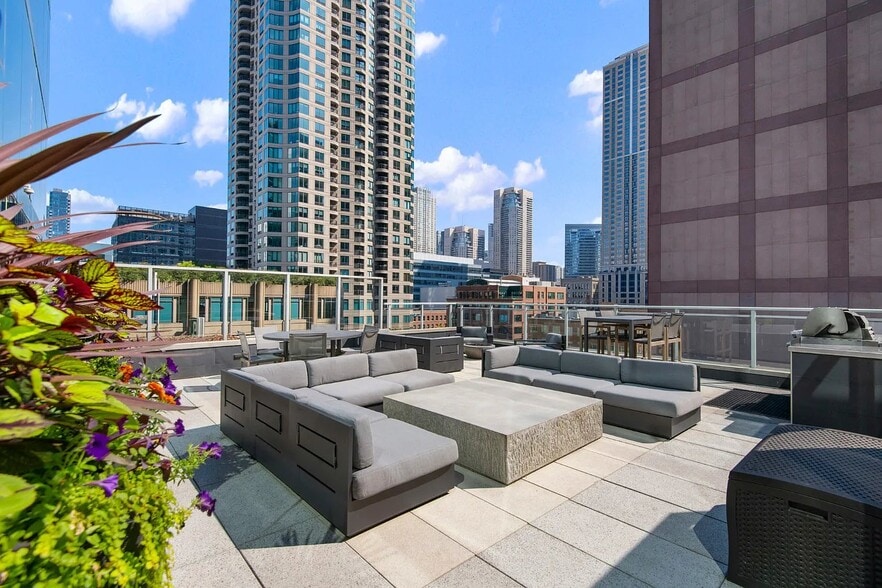 Building Photo - 167 W Kinzie St