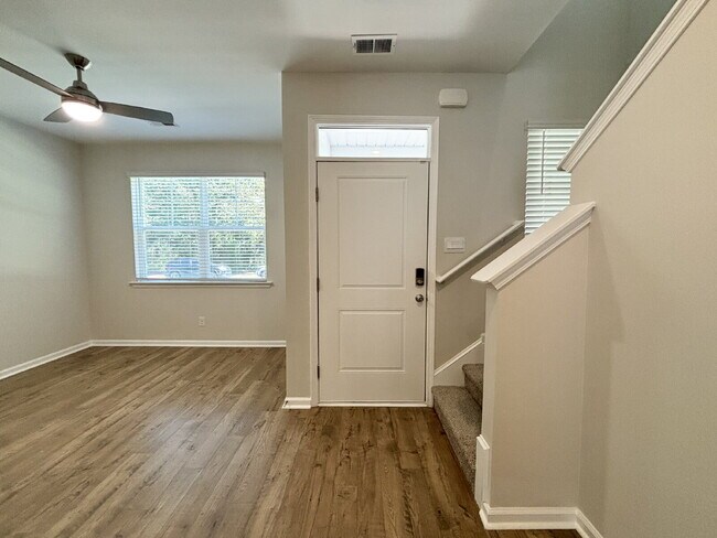 Building Photo - Beautifully Maintained Three Bedroom Townh...