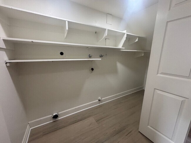Building Photo - 3 BR Condo in Carlsbad! Close to Walking T...