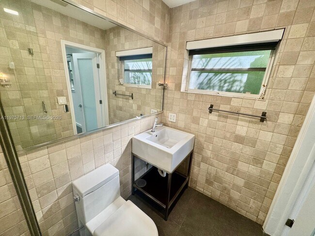 Building Photo - 747 N North Lake Dr