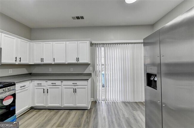 Building Photo - 903 Redwood Dr