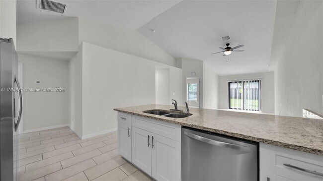 Building Photo - 326 SE 16th Pl