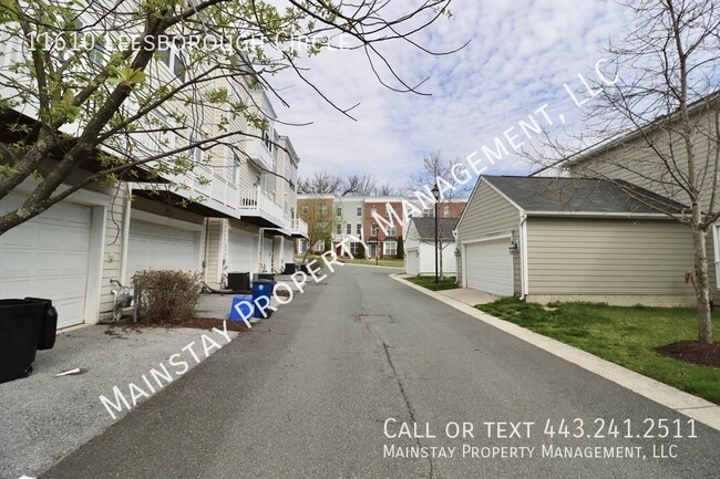 Building Photo - 3 Bed Townhome w/ 2 Car Garage & Balcony i...