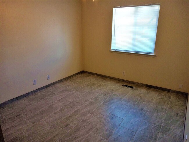 Building Photo - 4 BEDROOM 3 BATHROOM HOME IN THE VIBRANT C...