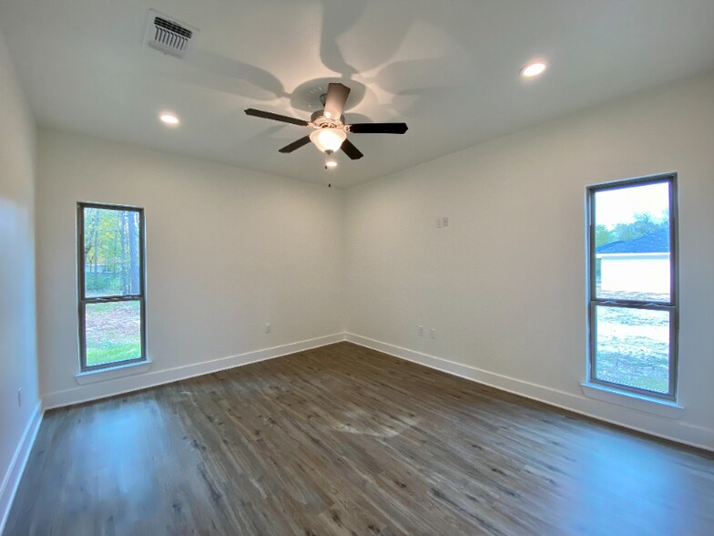 Building Photo - 346 Parks Cir