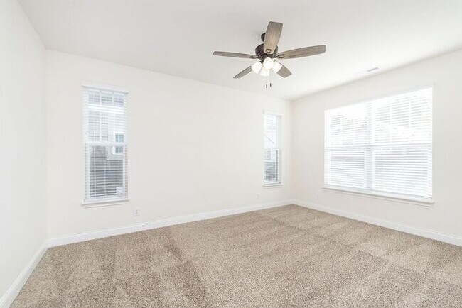 Building Photo - Beautiful Three Bedroom in Carmel!