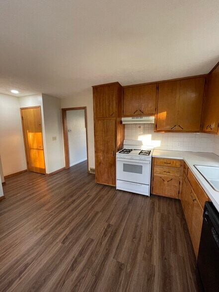 Kitchen - 8451 Pleasantwood Ave NW