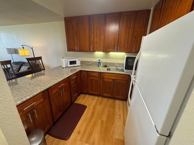 Building Photo - Available Now! Furnished Downtown 1 Bed/ 1 Bath Condo with A/C & Pool at Kukui Plaza