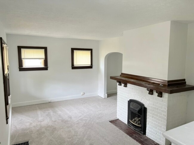 Building Photo - 2 bedroom home on Hamilton's West Side for...