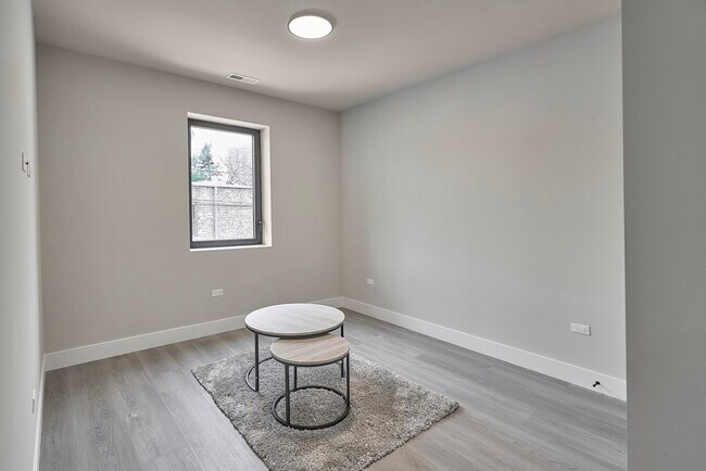 Building Photo - 503 E Pershing Rd