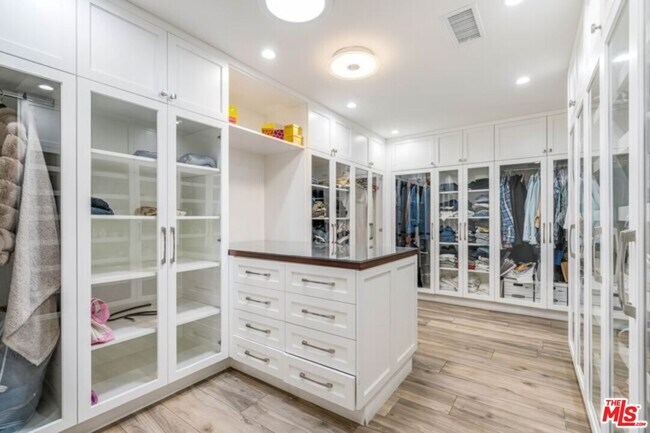 Building Photo - 17520 Embassy Dr
