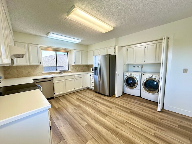 Building Photo - Sweeping Views of Yakima Valley
