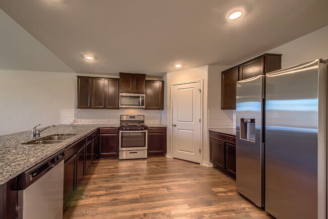 Building Photo - Stunning 4 bedroom offering 50% off the fi...