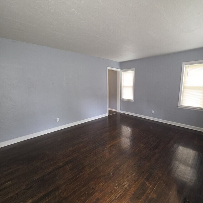 Building Photo - Cozy 3 bedrooms and 1 bath home located on Brooklane St in Raytown, MO.