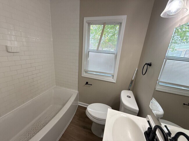 Building Photo - This beautifully updated 3-bedroom, 1-bath...