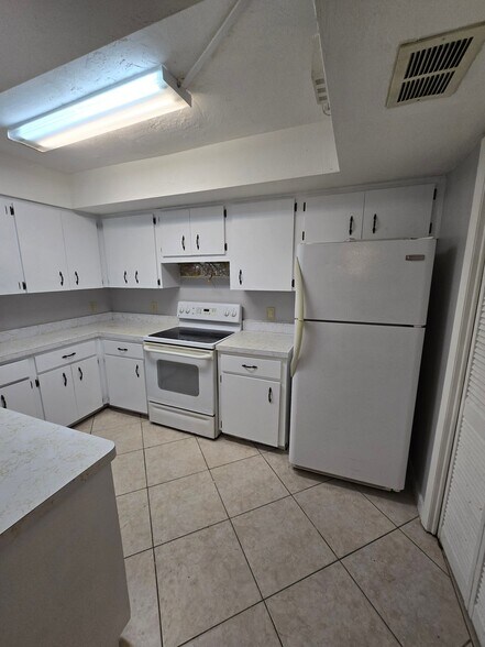 Building Photo - 3413 Sherwood Dr