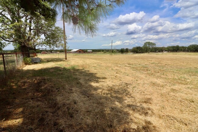 Building Photo - FOR LEASE in Brock ISD!! Updated 3 BR - 2 ...