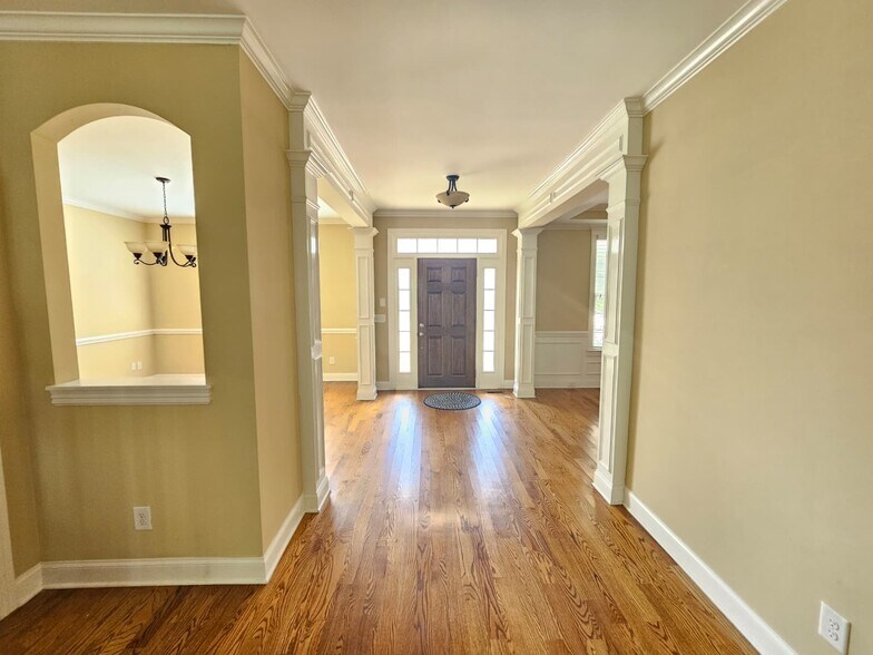 Building Photo - 1530 Bledsoe Ln