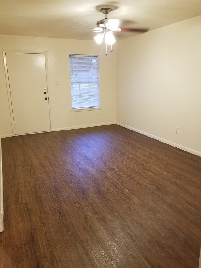 Building Photo - College Station - 2 bedroom / 1 bath Duple...