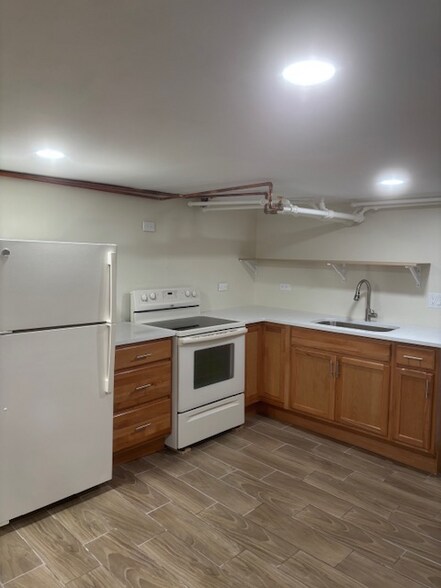 Building Photo - 5853 W Dakin St