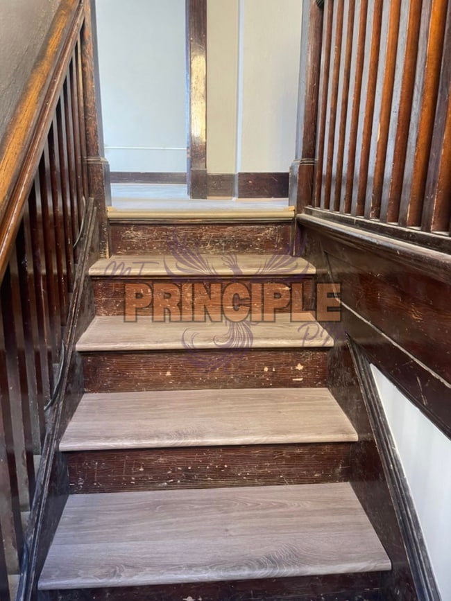 Building Photo - Large renovated house