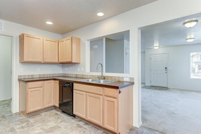 Building Photo - 4 Bedroom 2.5 Bath Two Story Home_Pet Friendly!