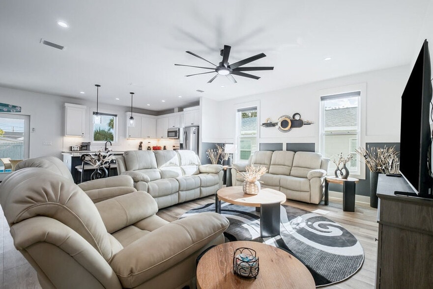 Building Photo - 238 Oleander Dr