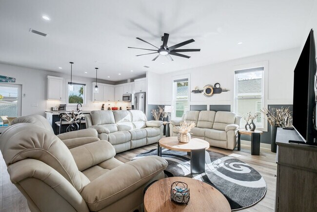 Building Photo - 238 Oleander Dr