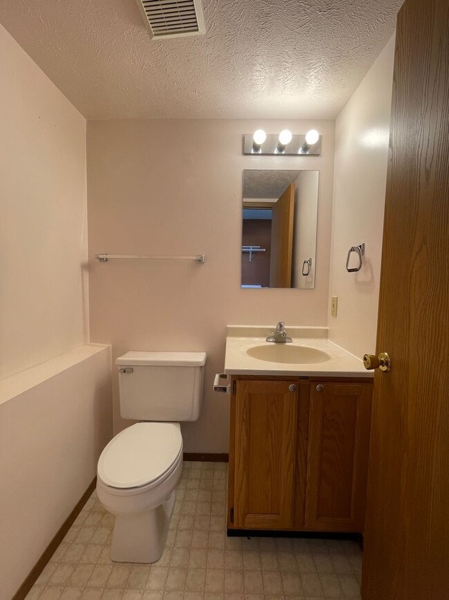 Building Photo - 2 Bedroom Townhome - Close to ISU Campus & Heartland