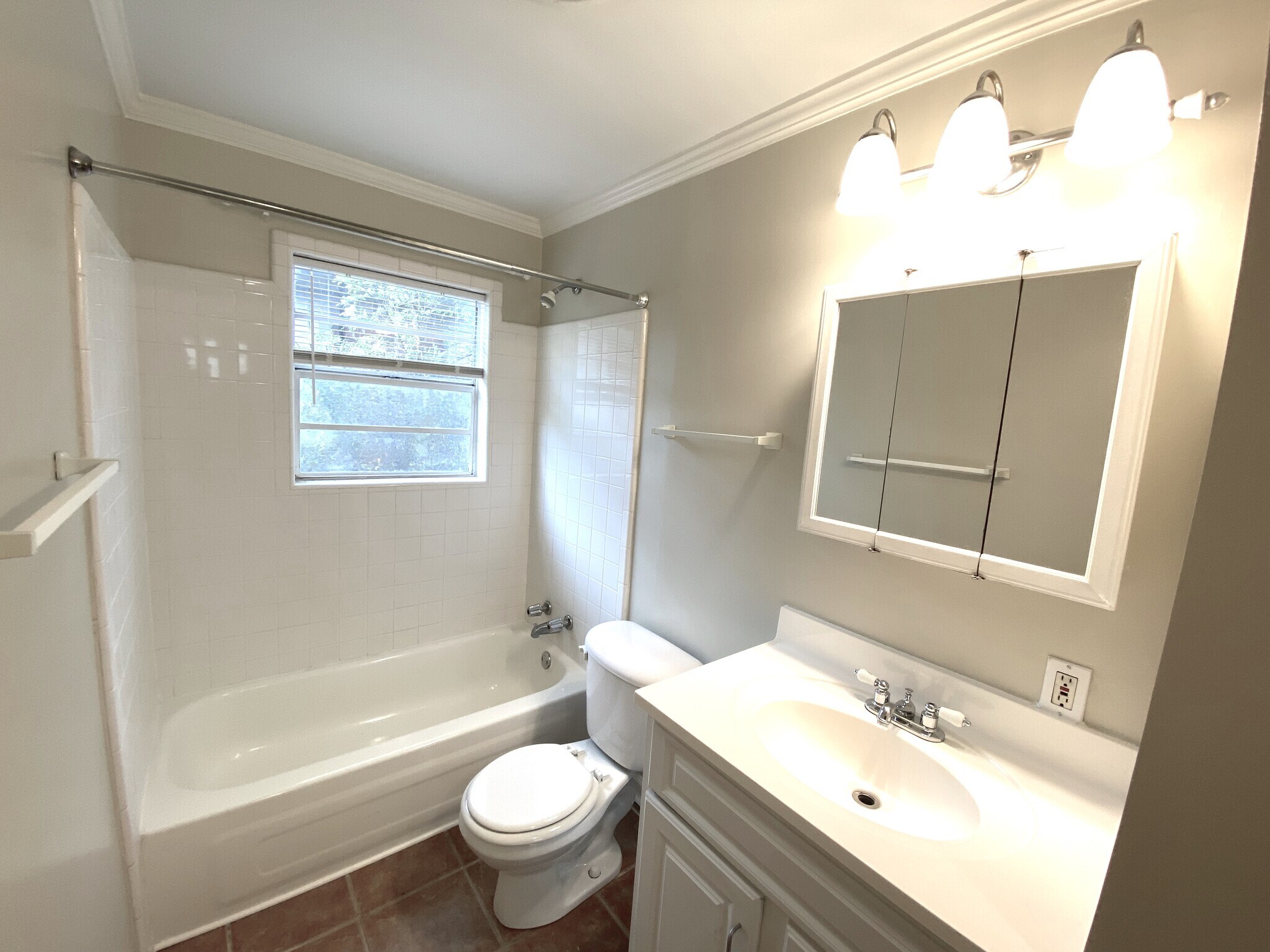 Hallway bath - 132 N Rembert St