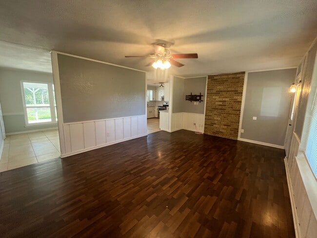Building Photo - New Listing!