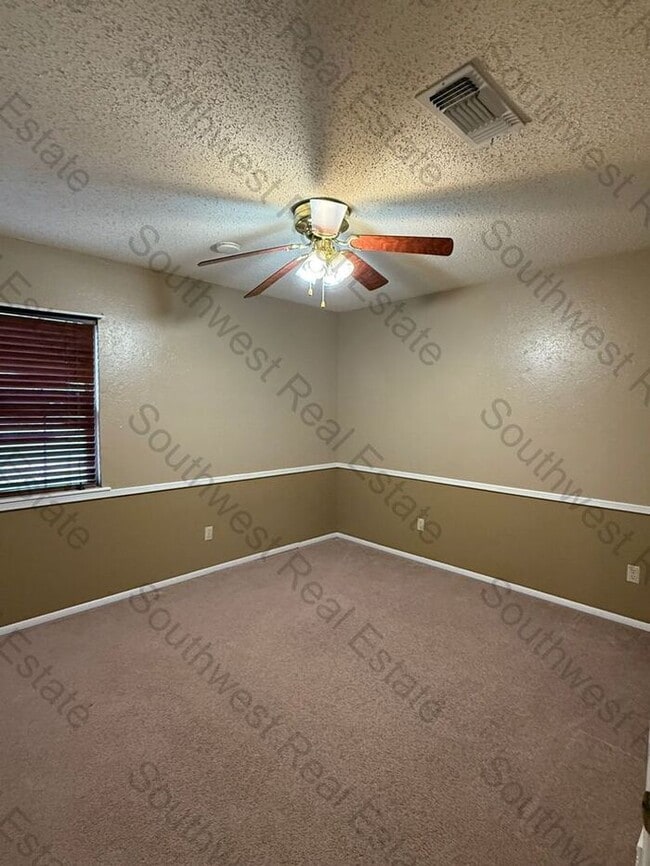 Building Photo - Spacious 3 bedrooms 2 bath family home