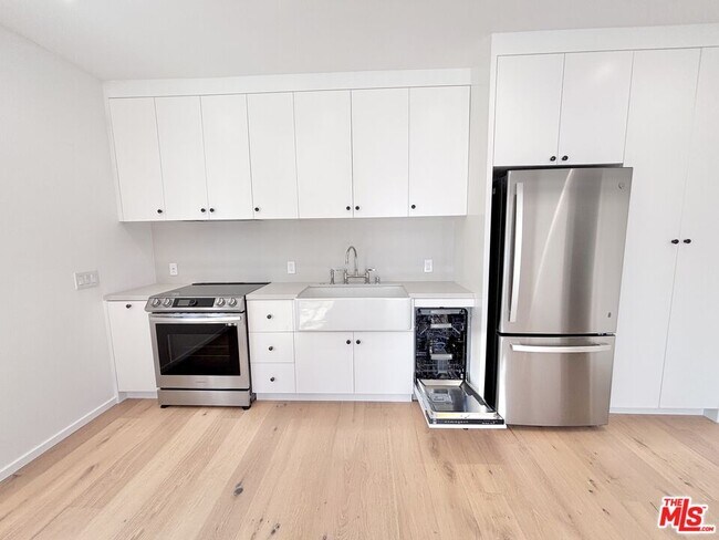 Building Photo - 1979 N Kenmore Ave