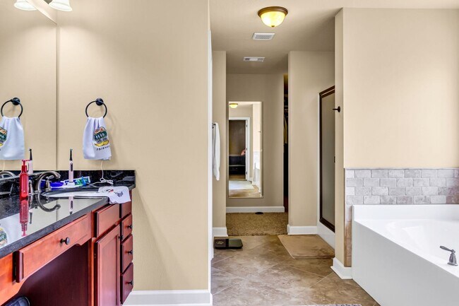 Building Photo - 5 Bedrooms in Crestview!!