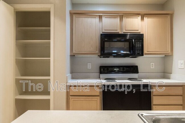 Building Photo - 3904 Brandon Park Dr