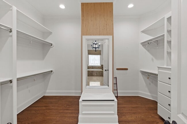 Building Photo - 2019 Overhill Dr