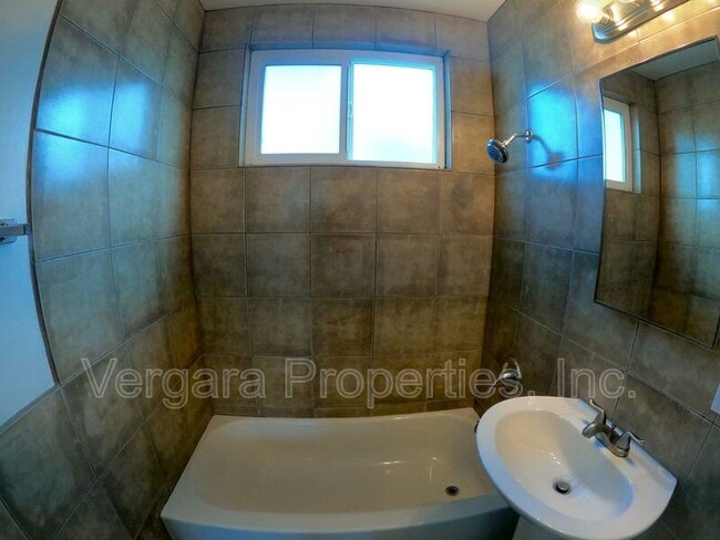 Building Photo - 1083 E 7th St