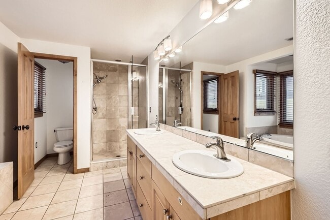 Building Photo - Spacious 4BR Townhome in Denver