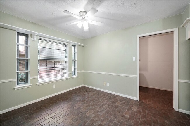 Building Photo - 523 S Rivershire Dr