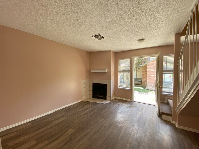 Building Photo - 10657 Starcrest Dr