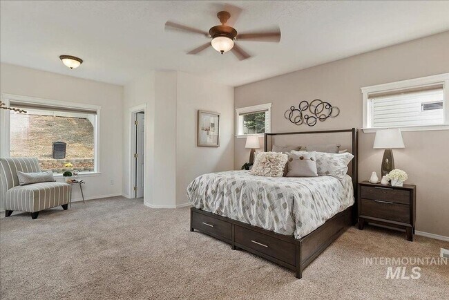 Building Photo - Stunning Home Near Warm Springs!
