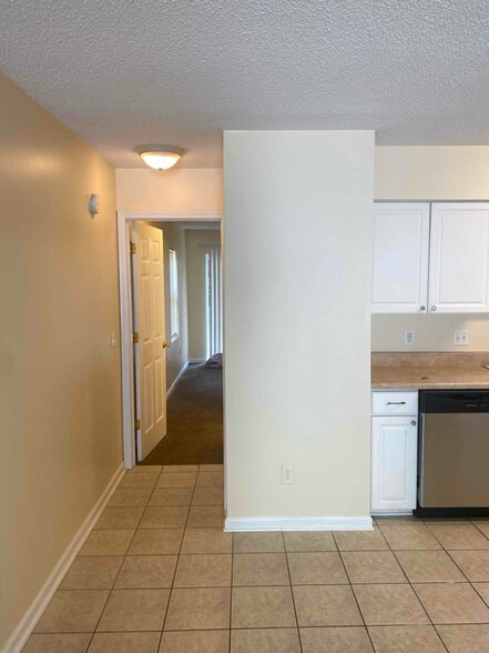 Building Photo - 400 Cambridge Cir