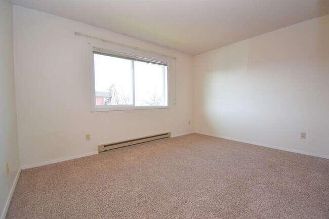 Building Photo - Top Floor Large 2 bedroom 1 bathroom apart...