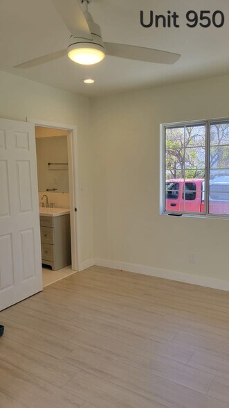 Building Photo - 950 N Kingsley Dr