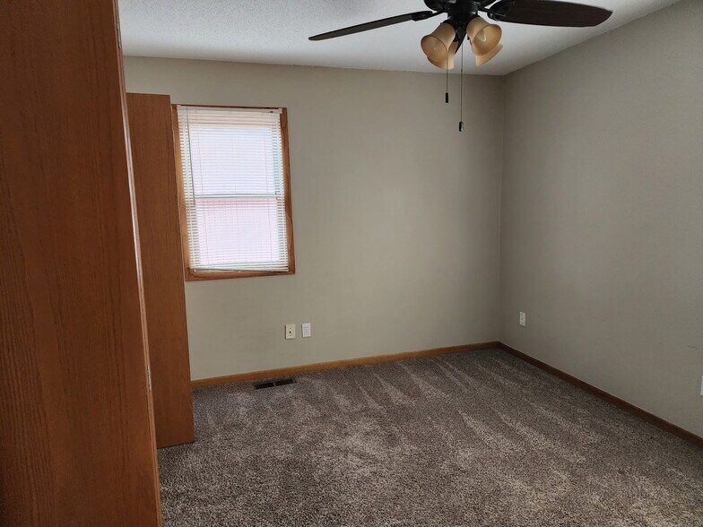 Building Photo - 3131 Dubuque St NE