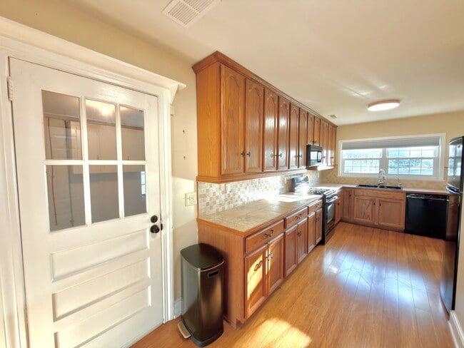 Building Photo - 1216 Eastwood Ave