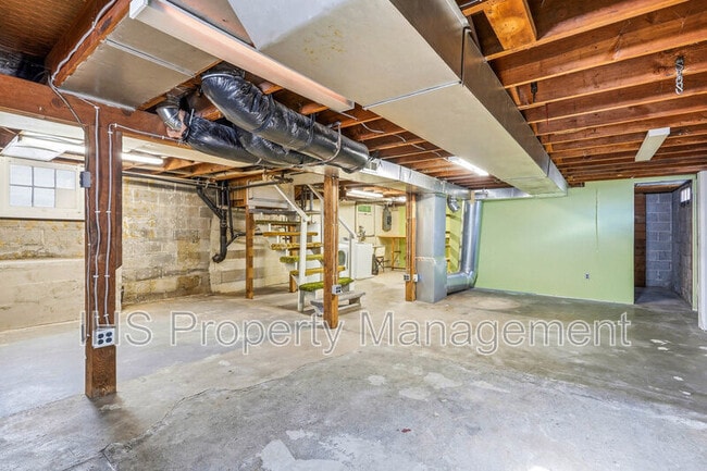 Building Photo - 1105 Thayer Dr