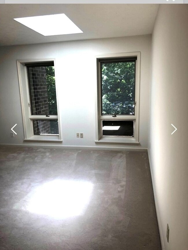 Building Photo - Great location, close to everything